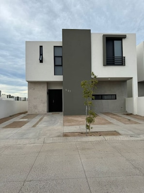 Exterior - 3 Bedroom Home in Gated Community (La Paz)