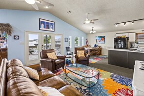 Een televisie en boeken