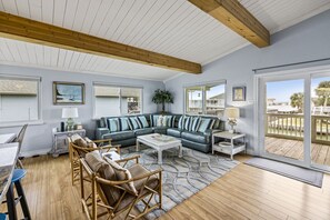 TV - Cheerful Canal Home with Gorgeous Views (Galveston)