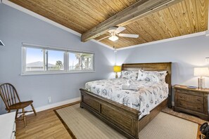 3 bedrooms, iron/ironing board, travel cot, WiFi - Cheerful Canal Home with Gorgeous Views (Galveston)