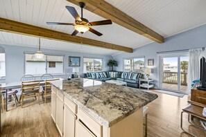 TV - Cheerful Canal Home with Gorgeous Views (Galveston)