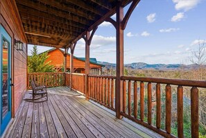 Property grounds - A Playful Cabin Escape w/ Hot Tub & Game Room (Gatlinburg)