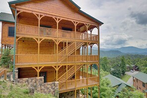 Exterior - A Grand 9‑Bedroom Smoky Mountain Estate (Gatlinburg)