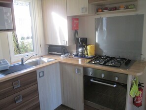 Private kitchen - MOBILHOME 2 Bedrooms 4/5 pers camping 4* JULY AUGUST Rents 2025 idem to 2026 (Saint-Jean-de-Monts)