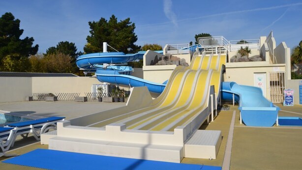 Een waterpark met glijbanen en een zwembad.