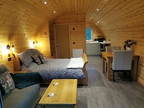 1 Schlafzimmer, individuell dekoriert, individuell eingerichtet
