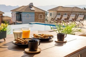 Outdoor dining - Green Bee Apartment Sea View (Nikiana)