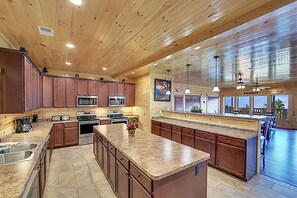 Fridge, microwave, oven, stovetop - Grand Lodge w/ Panoramic Views & Theater Room (Gatlinburg)