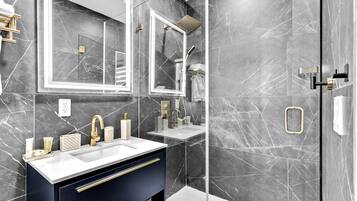 Een douche, een haardroger, handdoeken, zeep