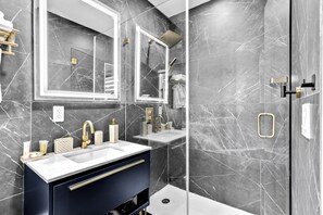 Douche, sèche-cheveux, serviettes fournies, savon