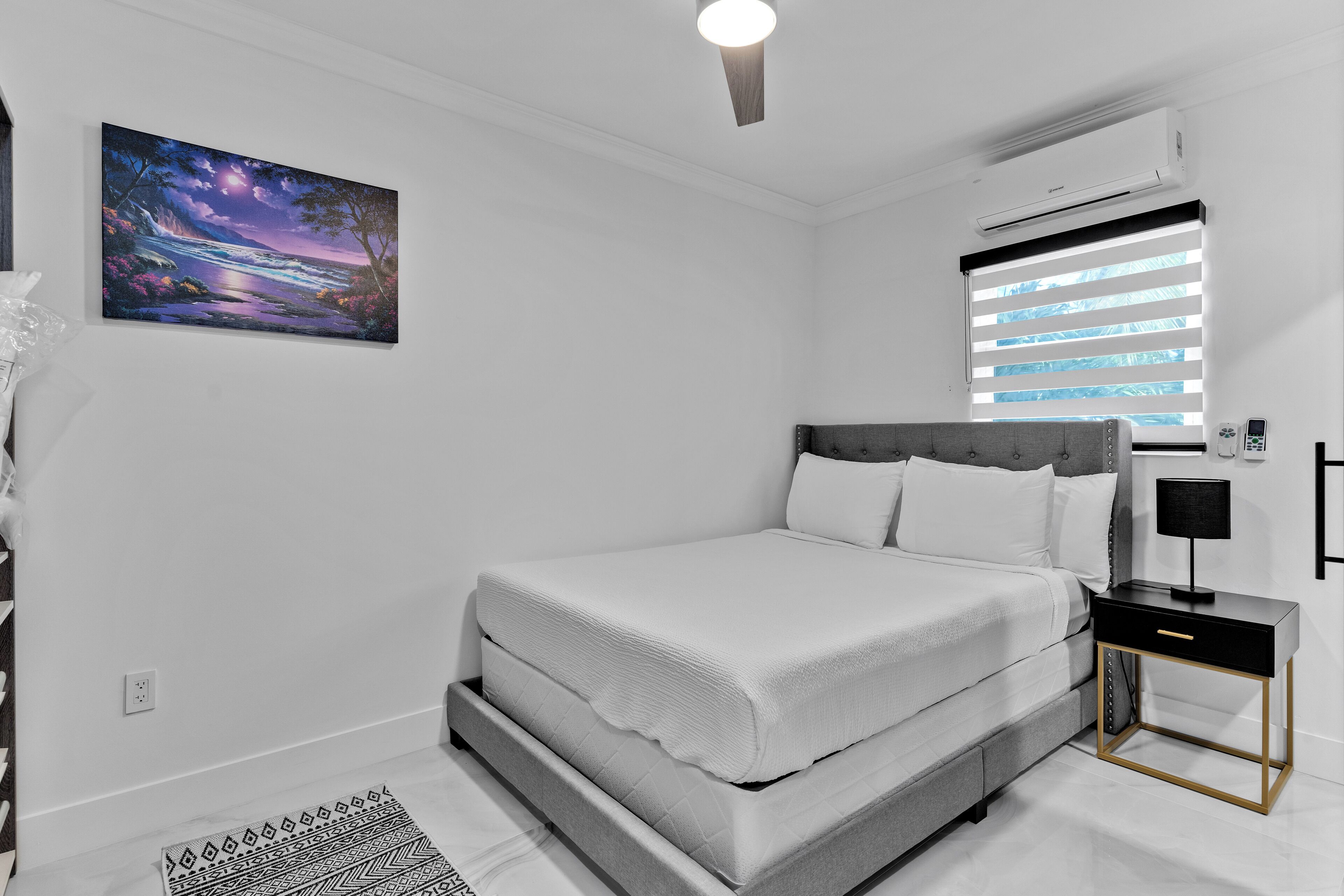 Een strijkplank/strijkijzer, wifi, beddengoed