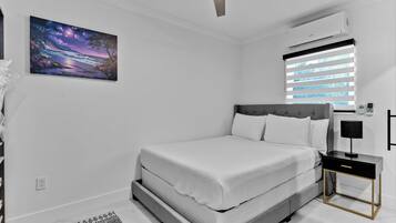 Een strijkplank/strijkijzer, wifi, beddengoed