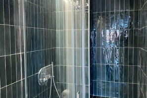 Shower, hair dryer, bidet, towels - Cinque Penthouse Boutique Apartment - Terrace with Amazing View (Roma)