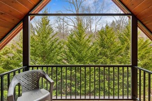 Property grounds - Inviting 2- Bedroom Cabin w/ Hot Tub (Gatlinburg)