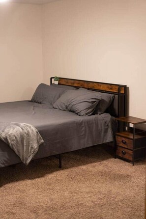 Tabla de planchar con plancha, wifi y ropa de cama 