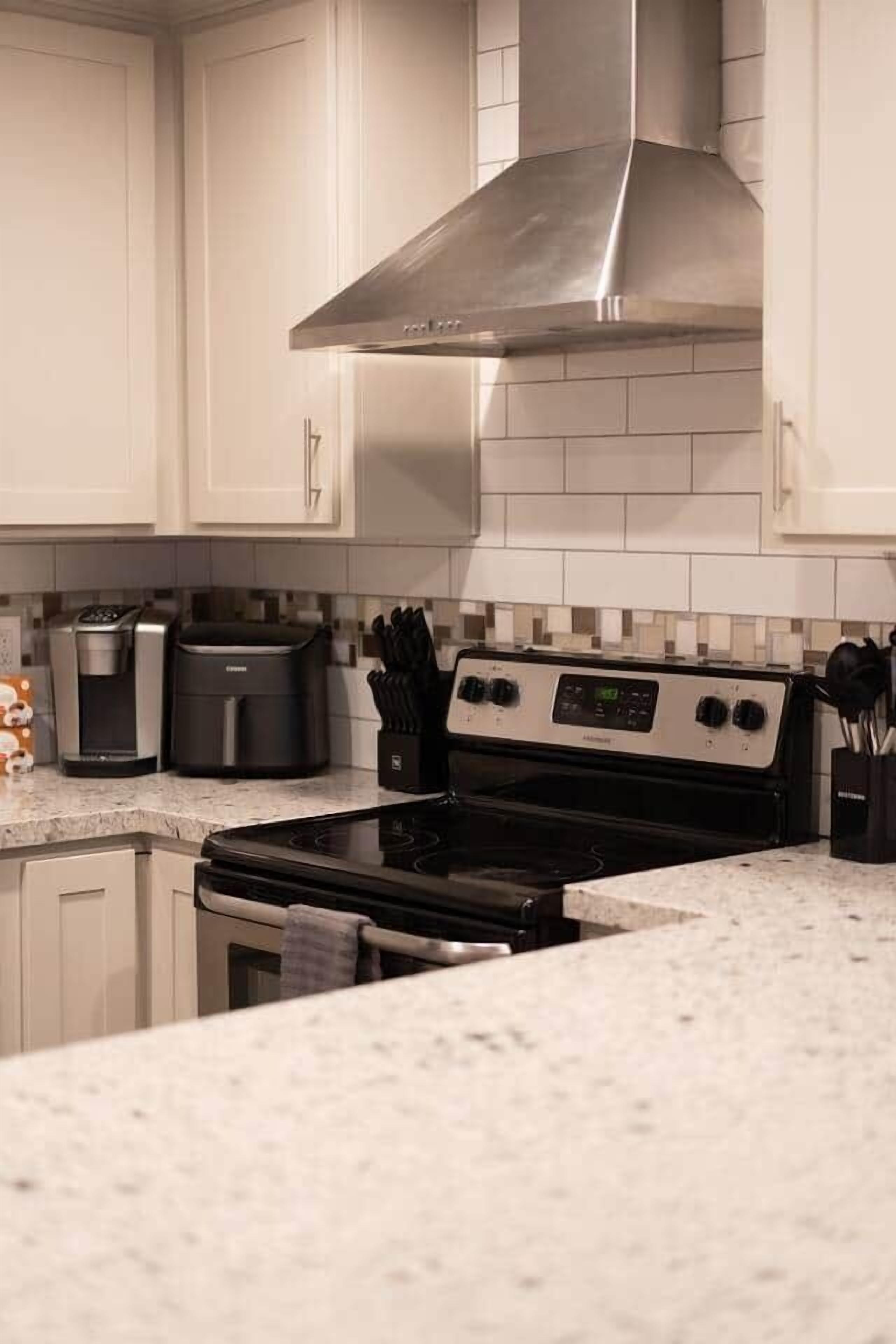 Geladeira, micro-ondas, fogão, cooktop