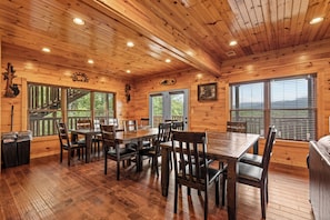 Dining - Grand Mountain Lodge w/ Pool, Hot Tub & Games (Gatlinburg)