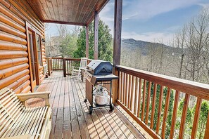 Property grounds - Luxury Mountain Retreat w/ Hot Tub & Views (Pigeon Forge)