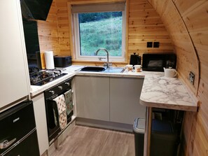 Cookware/dishes/utensils - Lodge 3 (Llanelli)