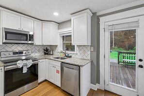 Fridge, microwave, oven, stovetop - Family Comforts Await w/ Games & Hot Tub (Pigeon Forge)