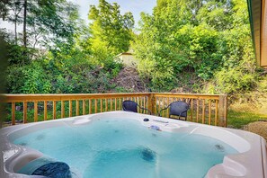 Outdoor spa tub - Cozy Cabin w/ Fire Pit & Hot Tub (Pigeon Forge)