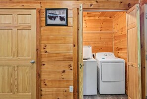 22-Bedroom - Cozy Cabin w/ Fire Pit & Hot Tub (Pigeon Forge)