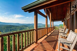 Property grounds - Majestic Lodge w/ Views, Hot Tub & Games (Sevierville)