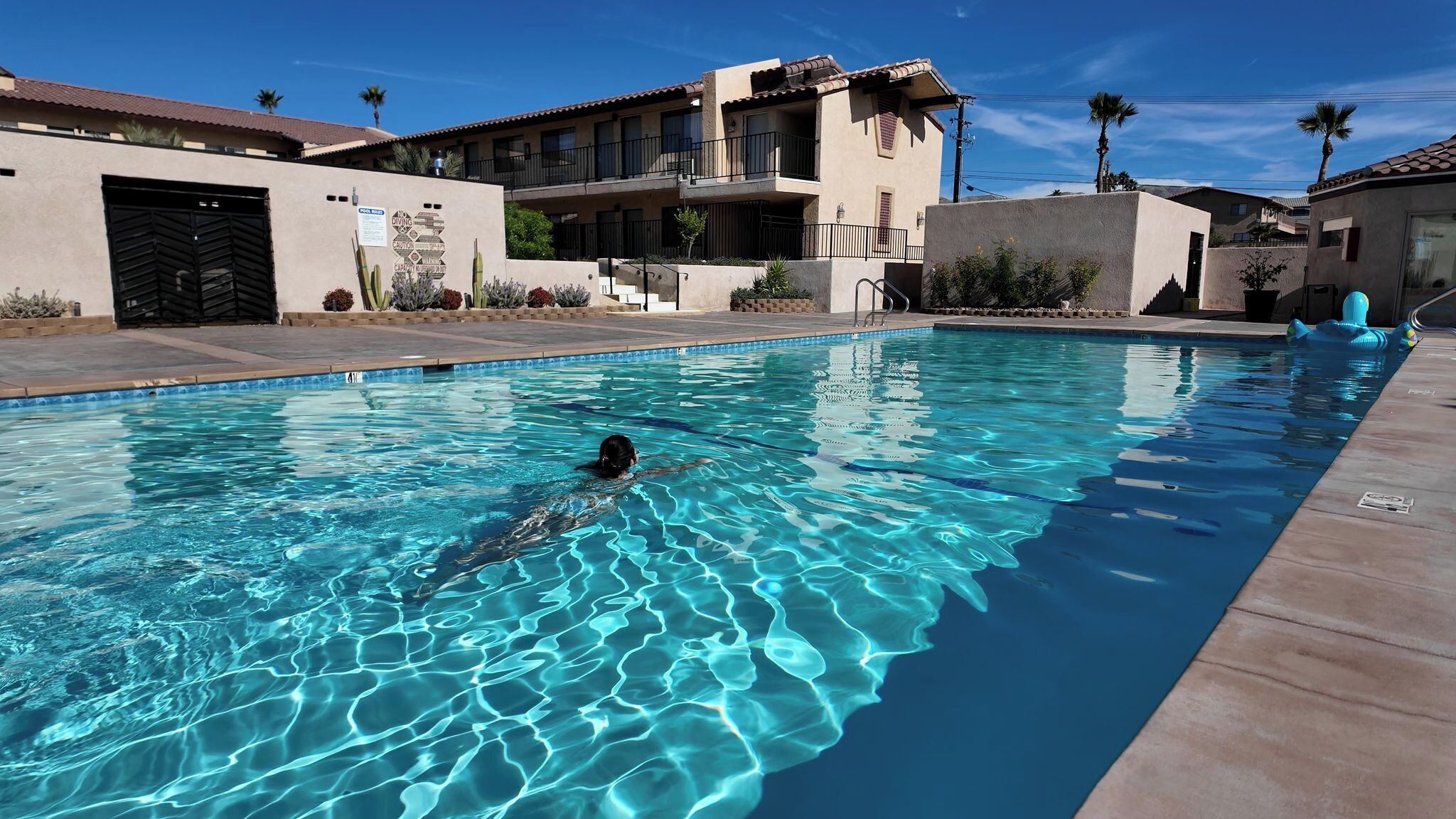 室外游泳池，提供泳池遮陽傘和日光浴躺椅