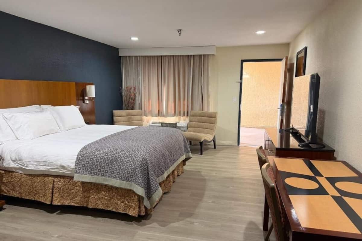 Cubrecamas, colchones con pillow-top y tabla de planchar con plancha