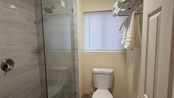 Quarto casal | Banheiro | Secador de cabelo, toalhas de banho, sabonete, shampoo