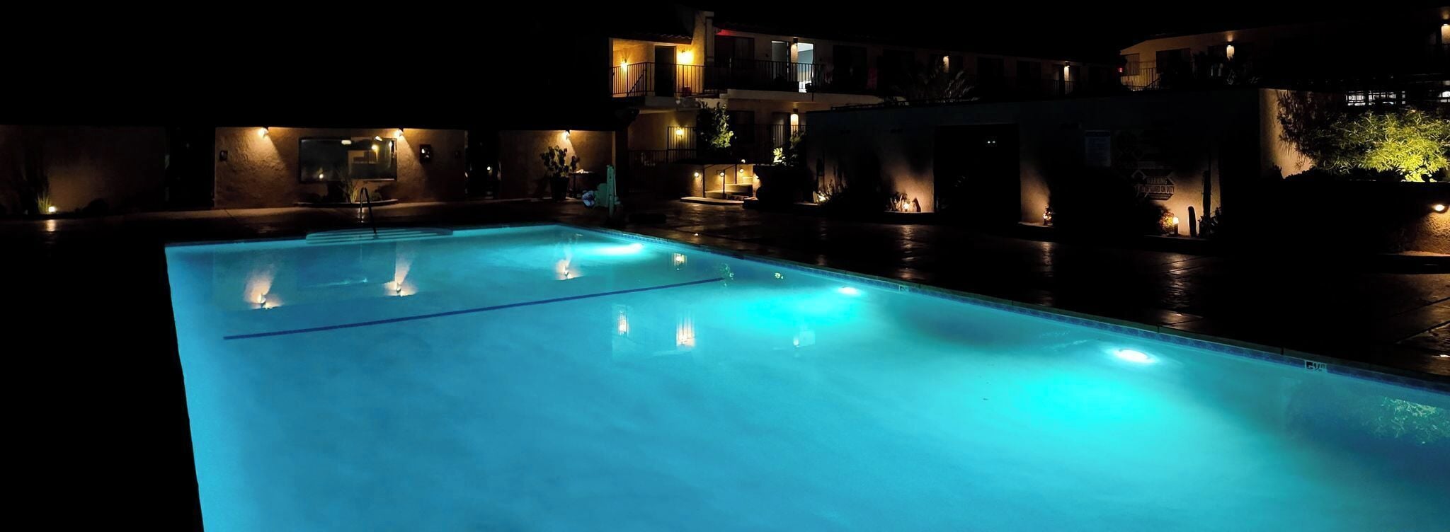 Piscine extérieure, parasols de plage, chaises longues