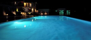 Outdoor pool, pool umbrellas, pool loungers - RELAX HOTEL AND SPA (Desert Hot Springs)
