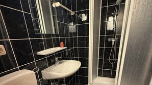 A bathroom with a toilet, sink, and shower. - 1 room 59€ (double bed 2person) (Ansfelden)