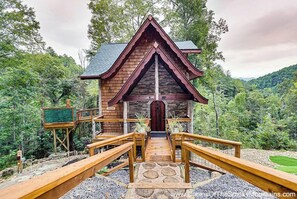 Property grounds - Rustic Wooded Escape w/ Hot Tub and Views (Sevierville)