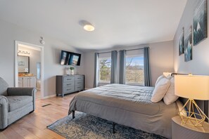 3 bedrooms, iron/ironing board, travel cot, WiFi - Modern Retreat for 8 w/Mountain Views & Large Deck (Sevierville)