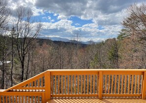 Property grounds - Modern Retreat for 8 w/Mountain Views & Large Deck (Sevierville)