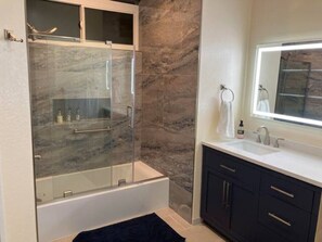 Shower, hair dryer, bidet, soap - Enjoyable 4-bedroom house with AC in lovely San Diego (San Diego)