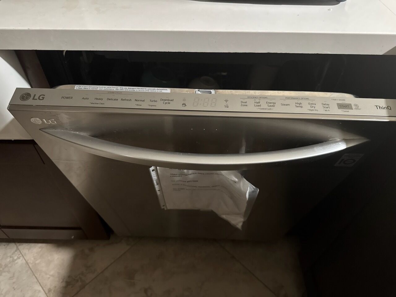 Un lave-vaisselle LG en acier inoxydable doté d’un panneau de commande affichant différents réglages.