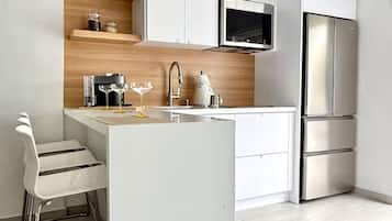 Jääkaappi, mikroaaltouuni, liesi, kahvin-/teenkeitin