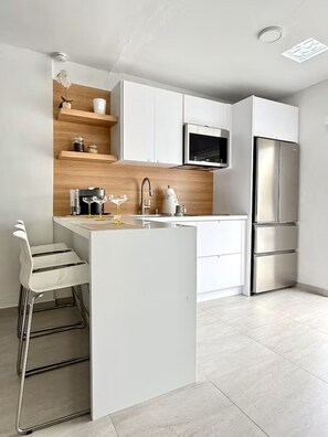 Jääkaappi, mikroaaltouuni, liesi, kahvin-/teenkeitin