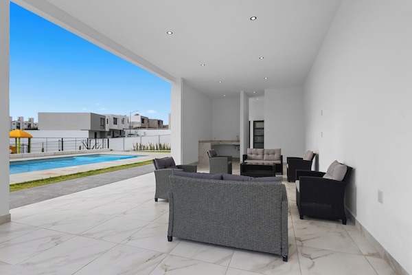 Una piscina al aire libre