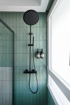 Hair dryer, towels - GRAN VIA capitals, PARiS (Madrid)