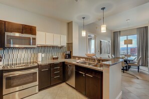 Fridge, microwave, oven, stovetop - Wyndham Desert Blue 2BD/2BA (Las Vegas)