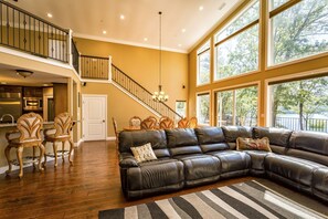 Smart TV, video games, DVD player, books - Lakefront, 3300 Square Feet, 4 Bedrooms, Sleeps 12 - Shasta Lakeshore Retreat 20 (Lakehead)