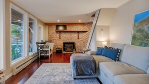 Smart TV - Lakeshore Pines: Cozy Keuka Lake Retreat! (Penn Yan)