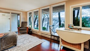 3 bedrooms, iron/ironing board, Internet, bed sheets - Lakeshore Pines: Cozy Keuka Lake Retreat! (Penn Yan)