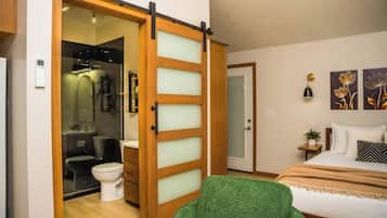 Strykjärn/strykbräda, wi-fi och sängkläder