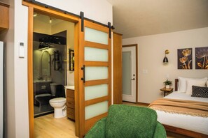 Strykjärn/strykbräda, wi-fi och sängkläder