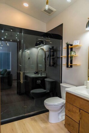 Shower, hair dryer, shampoo - Modern Studio with BBQ Grill and Patio (Creston)