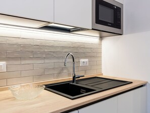 Refrigerador, horno, lavavajillas y utensilios de cocina 